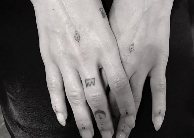 Zoe Kravitz savo pirmąją tatuiruotę pasidarė būdama 18 metų, maža širdelė su viršūnėmis virš jos, kuri, jos teigimu, yra meilės sau simbolis, o būdama 28 metų ji vis dar mėgsta eiti po adata šviežio rašalo. Praėjusį mėnesį po to, kai ant rankų nugarų pasidarė naujas lapų tatuiruotes, daktarė Woo savo „Instagram“ paskyroje paskelbė tatuiruočių nuotrauką, parašydama kadrą: „Turinti [lapų jaustukų] super galios namų šeimininkei @zoeisabellakravitz“. Daktaras Woo yra atsakingas už keletą kitų Kravitzo tatuiruočių, įskaitant skrendantį erelį ant dešinio dilbio ir „Bahamų“ palmių tatuiruotę ant kairiojo dilbio.
