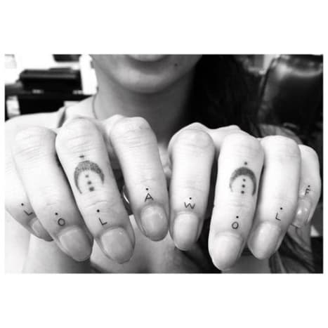 Nuotrauka: Dr. Woo/„Instagram“ Kravitz ant rankų jau turi nemažai tatuiruočių, kurios mirksės ir tu pasiilgsi, įskaitant mažą Basquiat karūną dešiniojo viduriniojo piršto apačioje, pusmėnulio mėnulius ant abiejų. viduriniai pirštai ir mažos juodos didžiosios raidės, kurių nagų apačioje yra „Lola“ ir „Vilkas“, o kiekviena raidė lydima miniatiūrinį juodą tašką. Lola skirta Kravitzo seseriai Lolai Iolani Momoa, o Vilkas-jos broliui Nakoa-Wolf Momoa. Kartu šie vardai taip pat sudaro Kravitzo grupę „Lolawolf“. Šios naujausios tatuiruotės rašomos kiekvienos Kravitz rankos nugaros centre, lapų galiukai nukreipti į jos kūną, o stiebai - į pirštus.