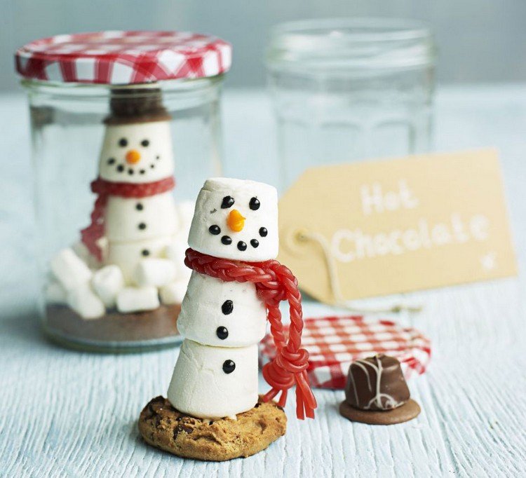 spiselige gaver i krukke med marshmallows snømann